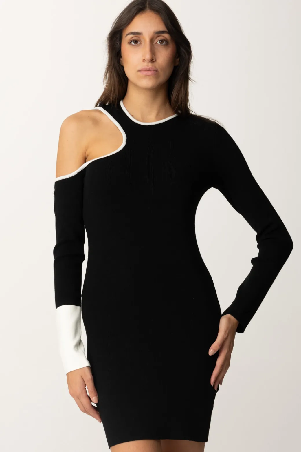 Donna Akep Abito con Cut-out e Dettagli a Contrasto
