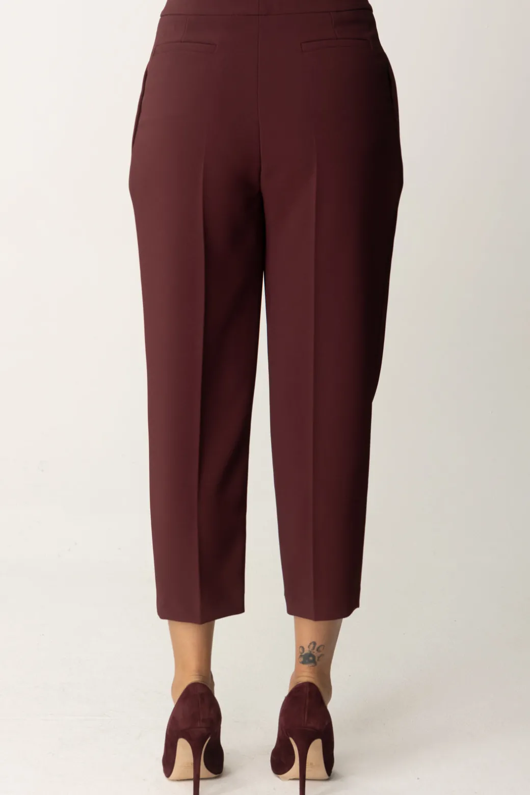 elisabetta_franchi_pantaloni_crop_con_pincesrouge_noir_4.webp Donna Elisabetta Franchi Pantaloni Crop con Pinces