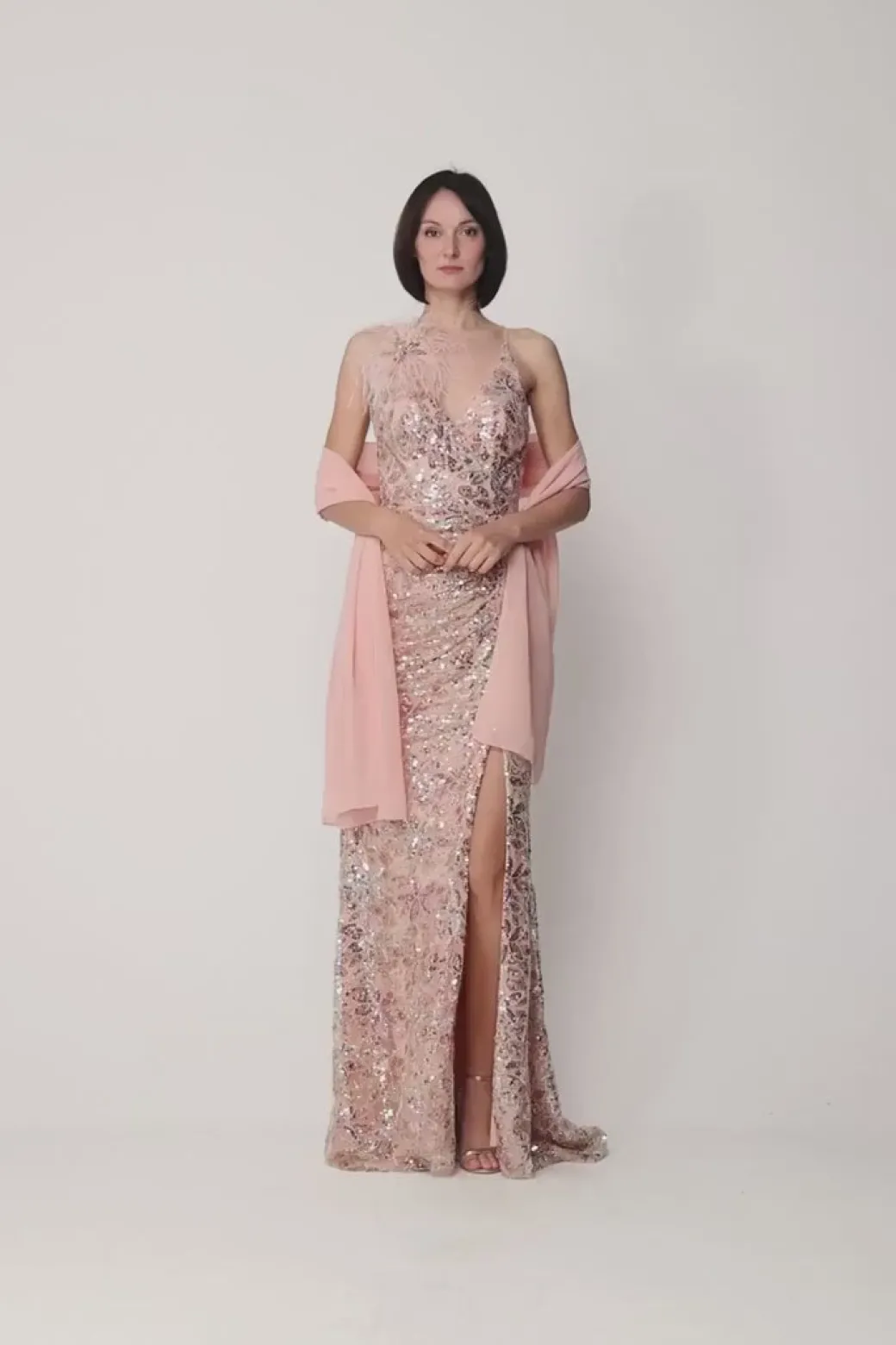 Donna Fabiana Ferri Abito Lungo con Paillettes e Accessorio Di Piume