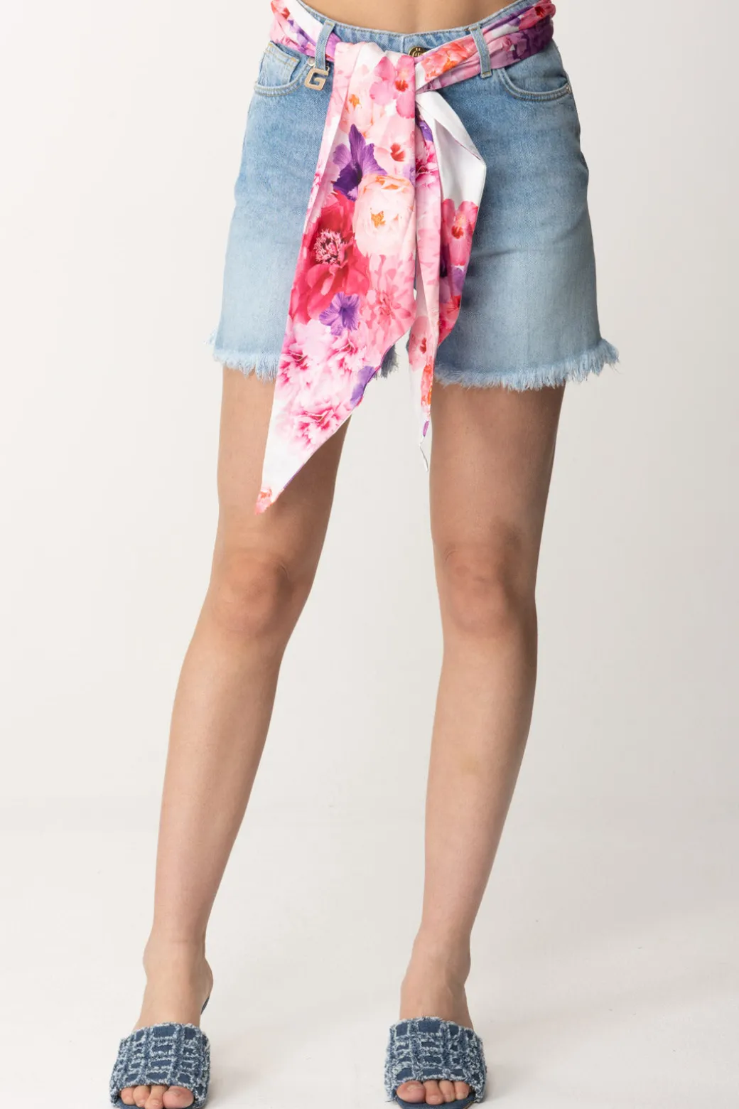 Donna Gaëlle Paris Shorts con Fusciacca Floreale