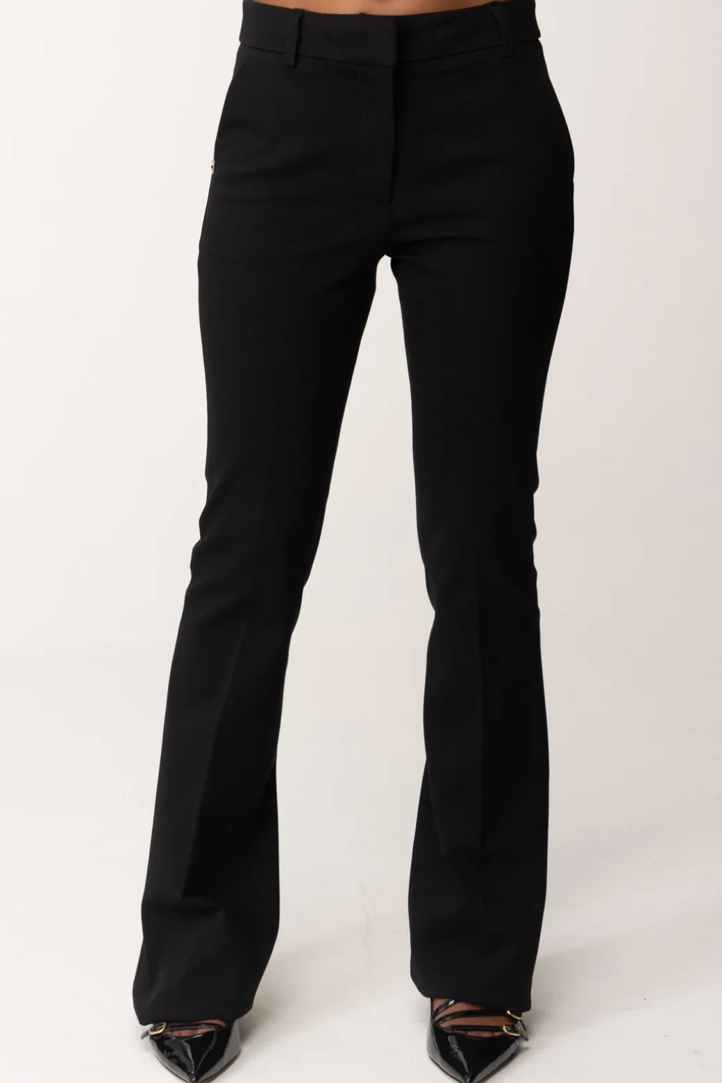Donna Manila Grace Pantaloni a Zampa con Placca Logo