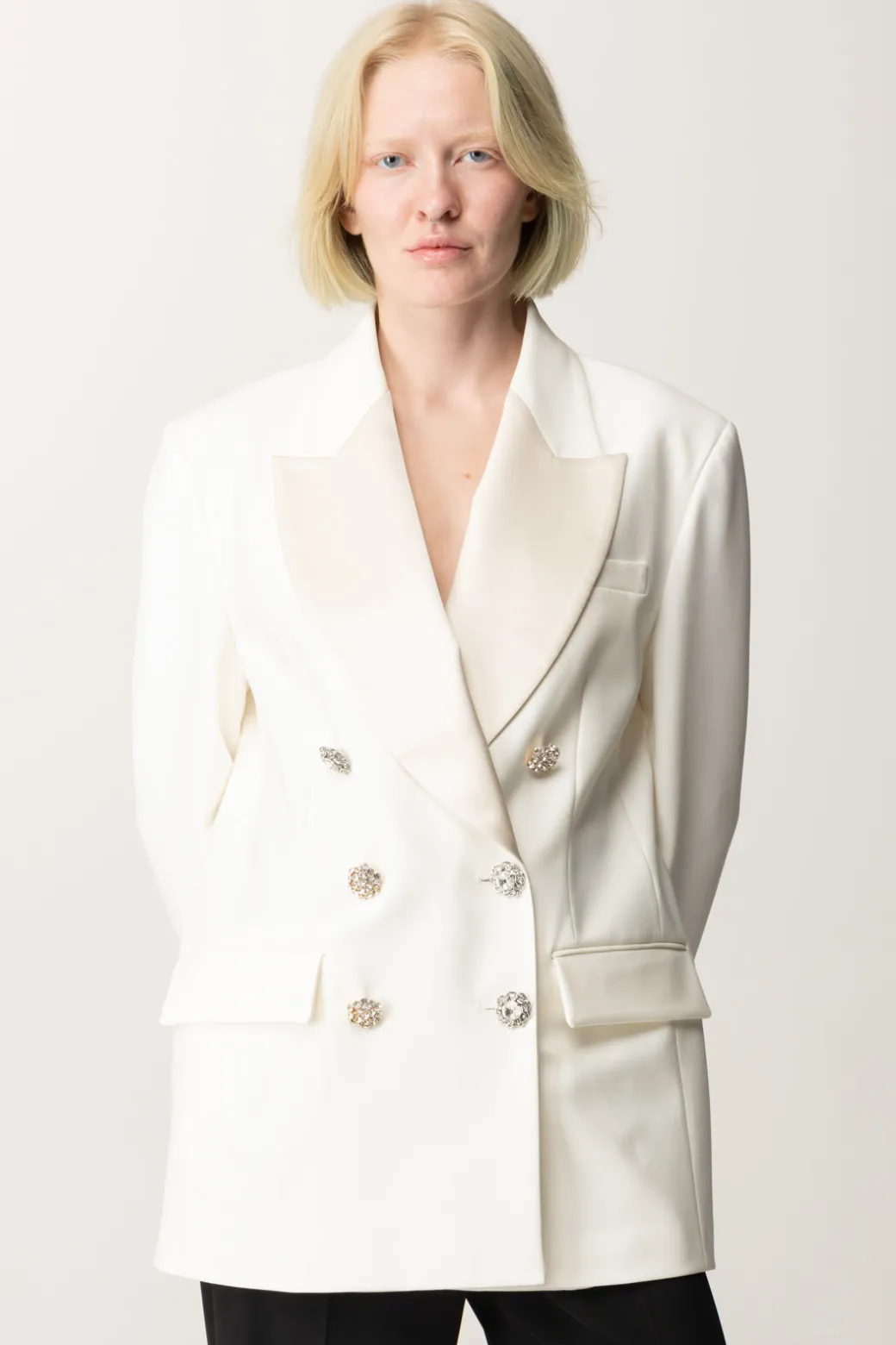 Donna Pinko Blazer Elegante con Spilla e Bottoni Gioiello