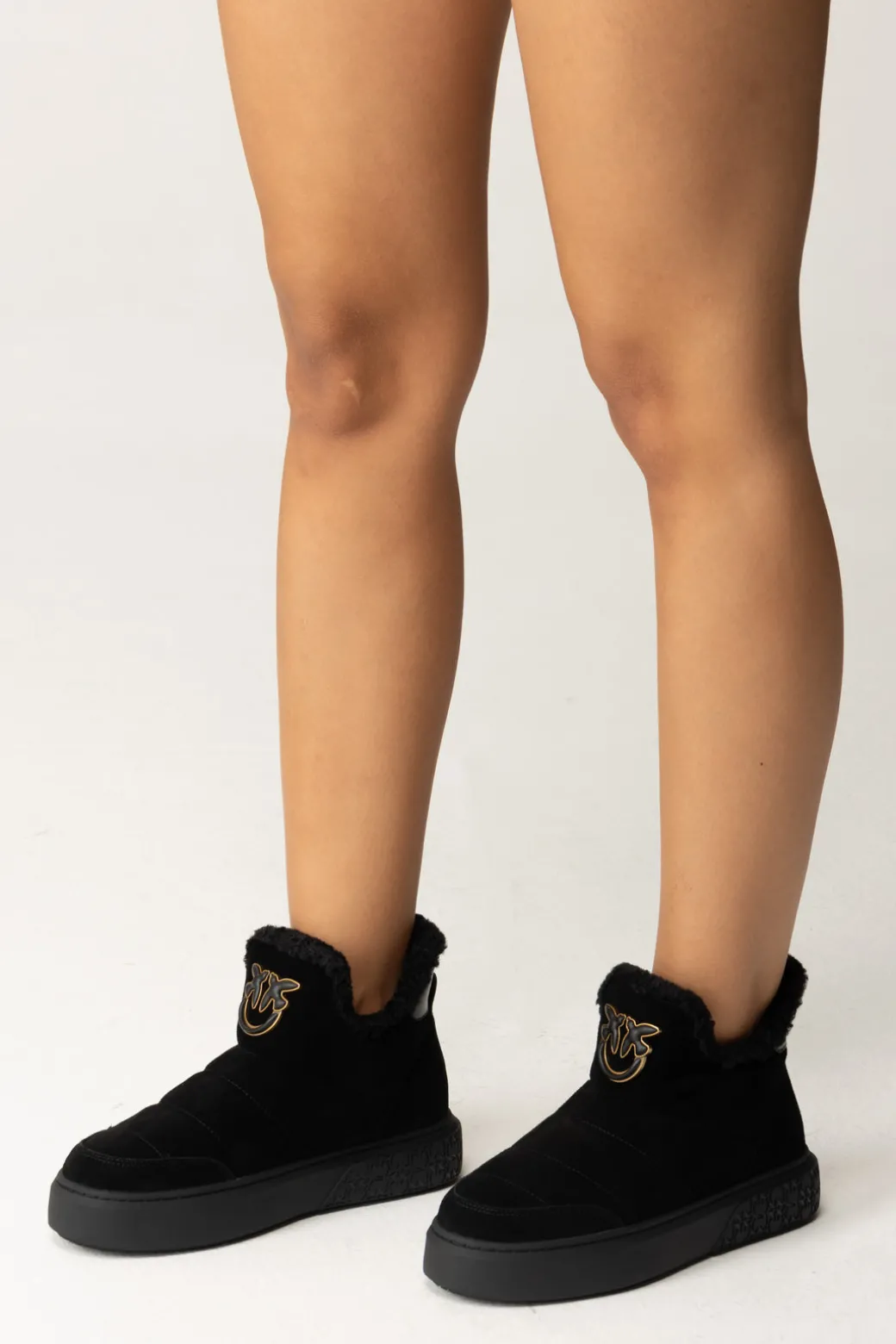 Donna Pinko Tronchetti con Pelliccia e Logo