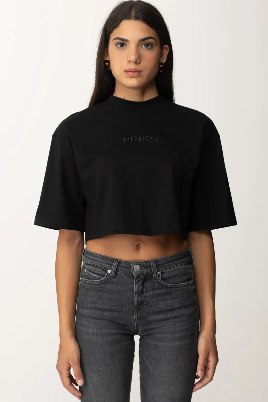 pinko_tshirt_crop_over_con_ricamo_logonero_limousine_2.webp Donna Pinko T-shirt Crop Over con Ricamo Logo