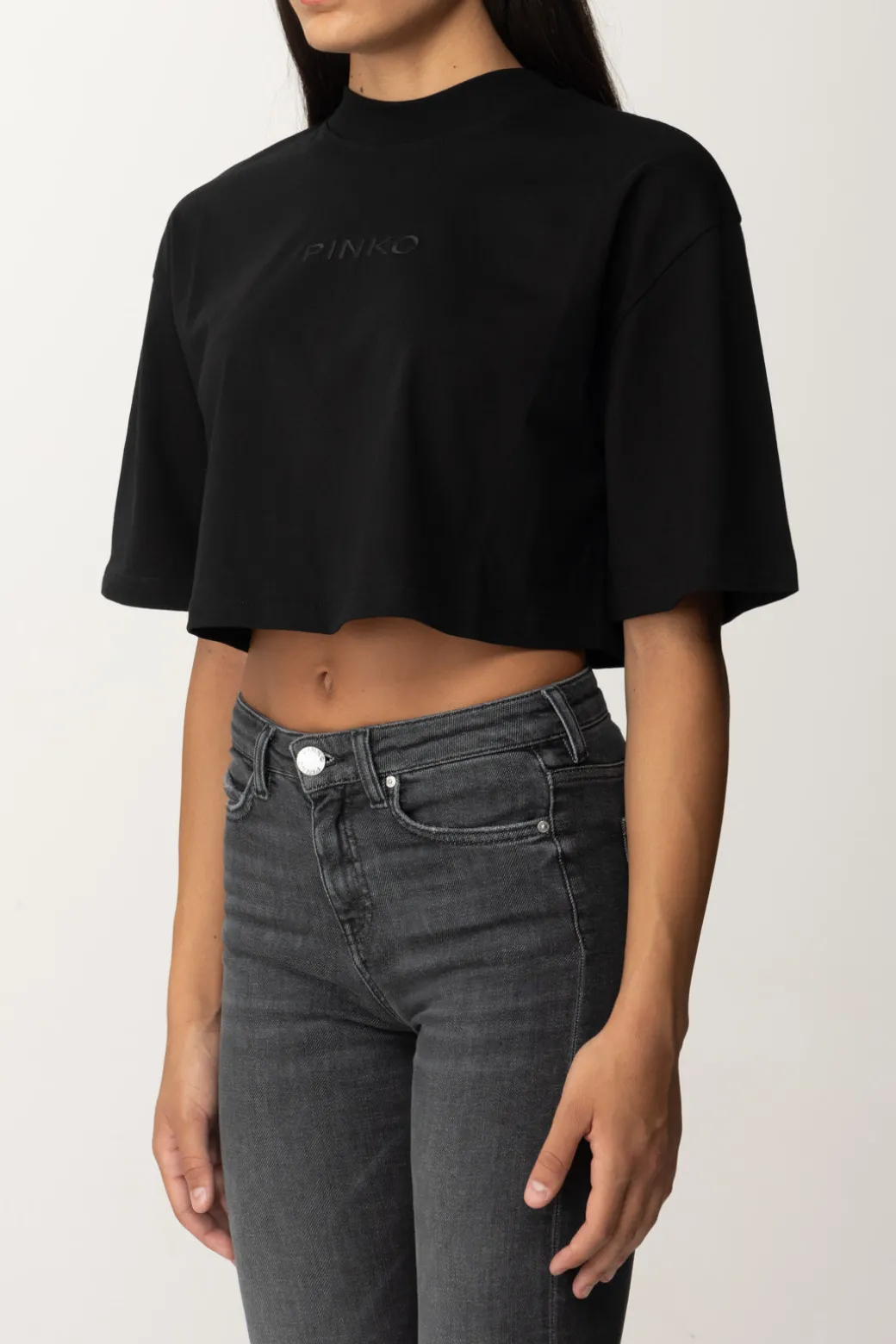pinko_tshirt_crop_over_con_ricamo_logonero_limousine_3.webp Donna Pinko T-shirt Crop Over con Ricamo Logo