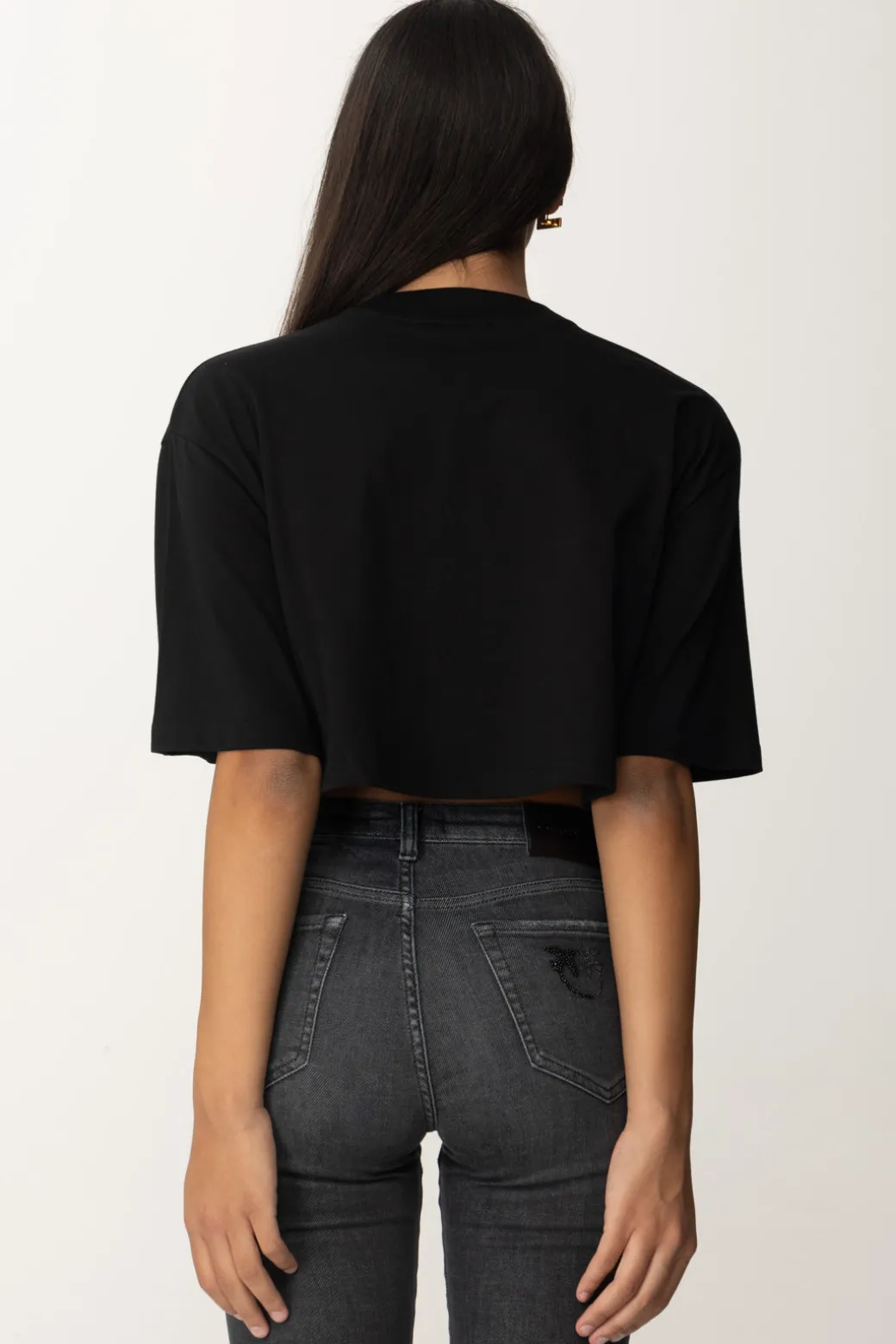 pinko_tshirt_crop_over_con_ricamo_logonero_limousine_4.webp Donna Pinko T-shirt Crop Over con Ricamo Logo