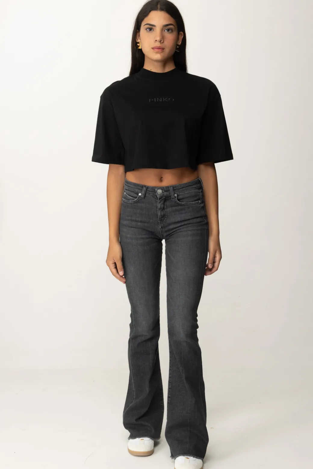 pinko_tshirt_crop_over_con_ricamo_logonero_limousine_5.webp Donna Pinko T-shirt Crop Over con Ricamo Logo